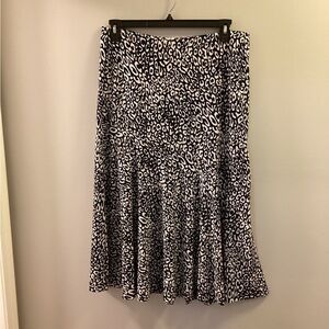 JM Collection pull on skirt Woman’s size Medium navy and white patterned